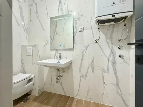 Moderne kupatilo obloženo mermernim pločicama sa umivaonikom i wc šoljom. - image 12