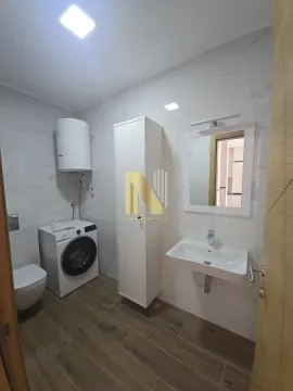 Moderno opremljeno kupatilo sa veš mašinom i belim sanitarijama. - image 23