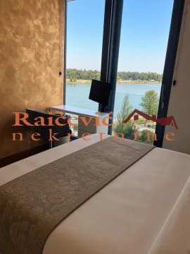 Spavaća soba sa bračnim krevetom i pogledom na reku. - image 11