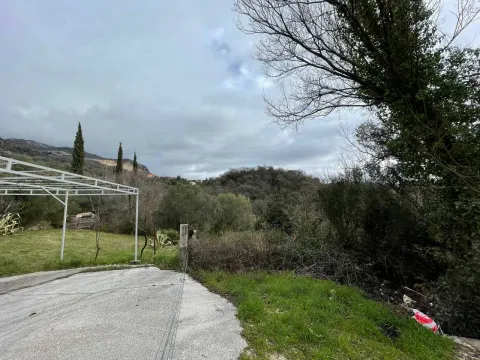 Dvorište sa pogledom na okolna brda pod oblačnim nebom. - image 12