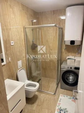 Potpuno opremljeno kupatilo sa tuš kabinom, umivaonikom i veš mašinom. - image 8