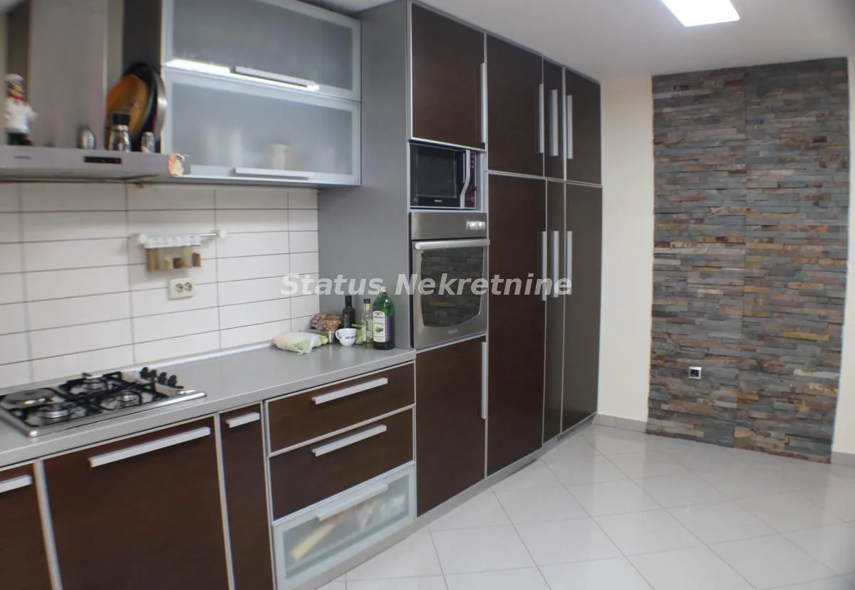 Prodaja, poslovni prostor, 613m², Beočin, Srbija