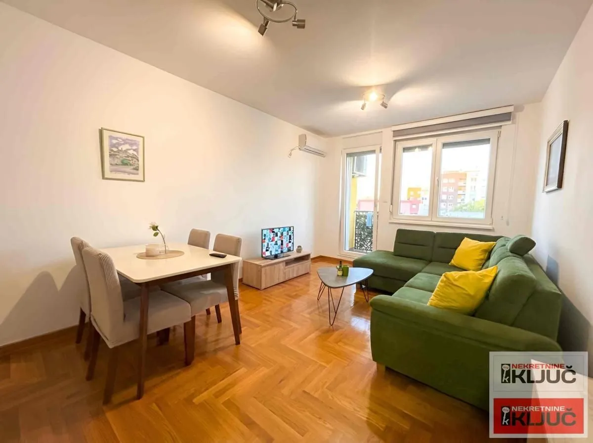 Izdavanje, dvosoban stan, 40m², Centar, Novi Sad