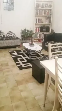 Dnevna soba sa garniturom, policom za knjige i trpezarijskim stolom. - image 5