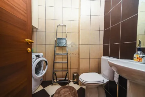 Kupatilo opremljeno toaletom, umivaonikom i veš mašinom. - image 12