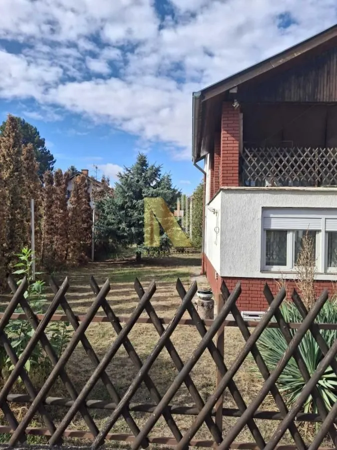 Pogled na dvorište i spoljašnjost kuće.