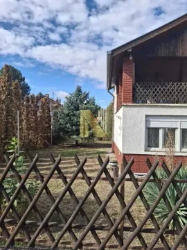 Pogled na dvorište i spoljašnjost kuće. - image 2