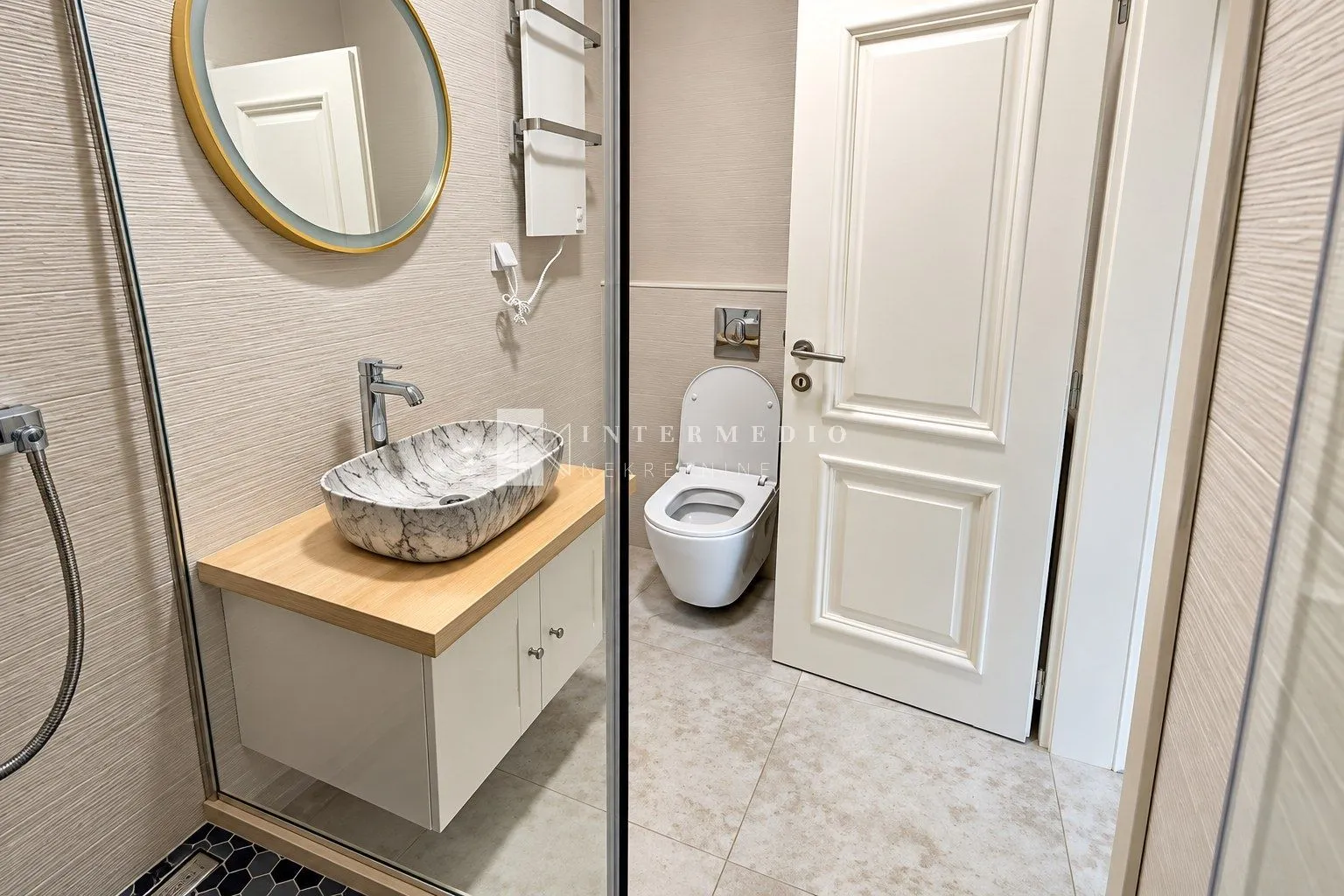 Moderne kupatilo sa umivaonikom i wc šoljom.