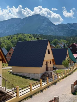 Pogled na vikendice u planinskom okruženju. - image 6