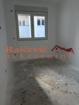 Prazna neuređena prostorija sa prozorom u nekretnini u izgradnji. - image 3