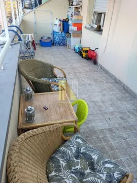 Nekjudna i neuredna terasa sa nameštajem i odloženim stvarima. - image 11