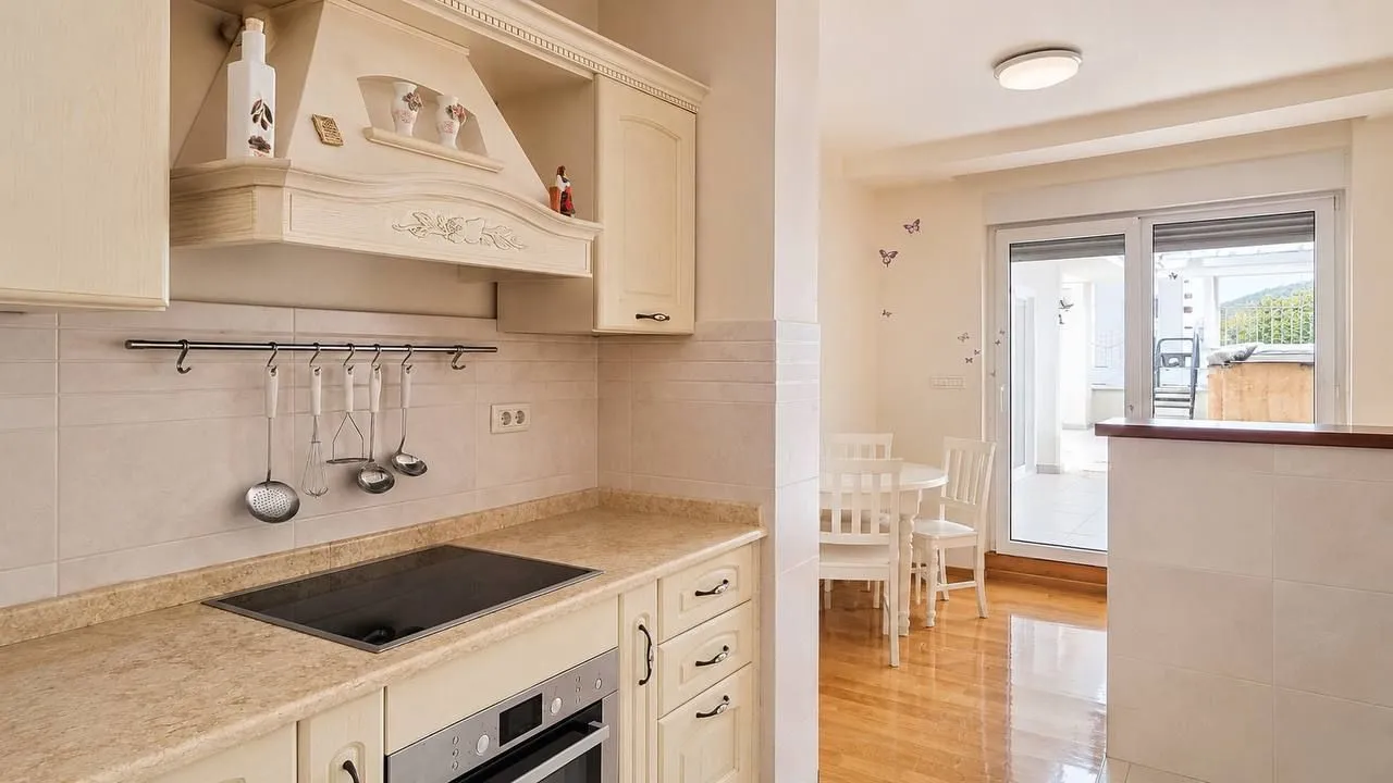 Sale, four bedroom apartment, 148m², Centar, Bar