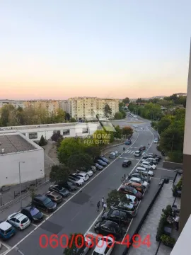 Pogled sa terase na gradski kvart, ulicu i parking. - image 11