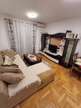 Dnevna soba sa ugaonom garniturom i televizorom. - image 10