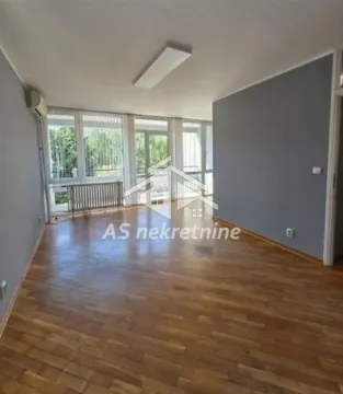 Prazna dnevna soba sa drvenim podom i velikim prozorima. - image 3