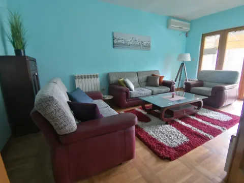 Dnevna soba sa plavim zidovima, garniturom za sjedjenje i klub stolom. - image 3