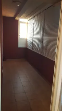 Zastakljena terasa sa popločanim podom i roletnama na prozorima. - image 13
