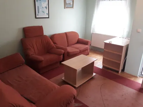 Dnevna soba sa garniturom za sedenje, stočićem i prozorom. - image 8