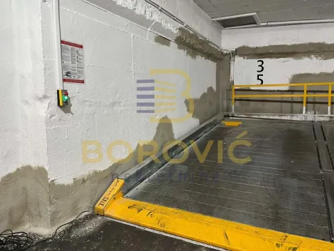 Parking garaža in Uciteljsko Naselje