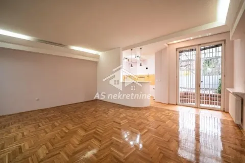 Prazna dnevna soba sa parketom i izlazom na terasu. - image 6