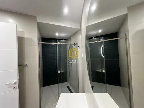 Moderne kupatilo sa tuš kabinom i velikim ogledalom. - image 14
