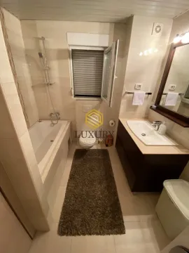 Pregledno opremljeno kupatilo sa kadom, umivaonikom i wc šoljom. - image 14