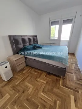 Nameštena spavaća soba sa bračnim krevetom, noćnim stočićem i parketom. - image 14