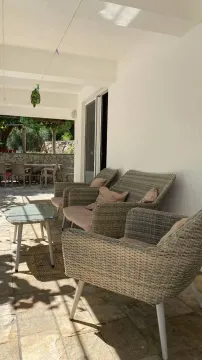 Natkrivena terasa sa garniturom za sjedenje i pogledom na dvorište. - image 10