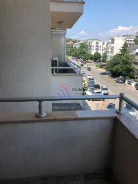 Pogled sa balkona na ulicu i gradsko naselje. - image 16