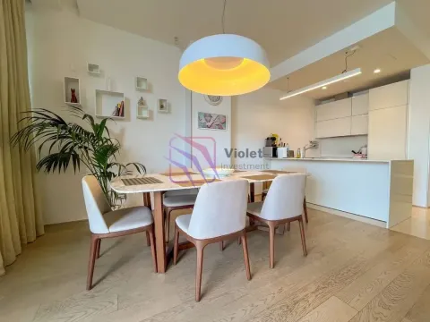 Dnevna soba sa trpezarijom i modernom kuhinjom u pozadini. - image 8