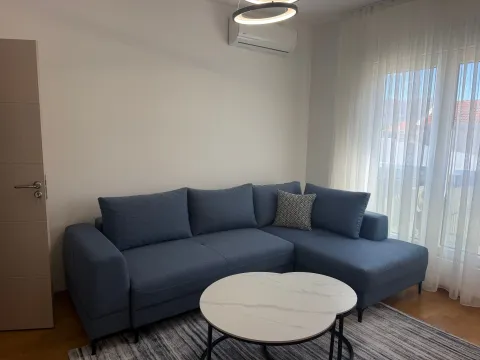 Dnevna soba sa ugaonom garniturom i stočićem. - image 10