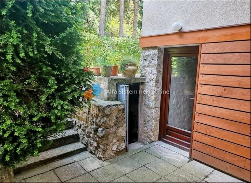 Izdavanje, četvorosoban stan, 125m², Savski Venac, Beograd