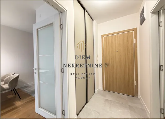Izdavanje, jednosoban stan, 49m², Central Point, Podgorica