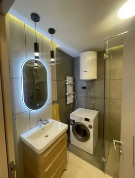 Moderne kupatilo sa umivaonikom, tuš kabinom i veš mašinom. - image 8