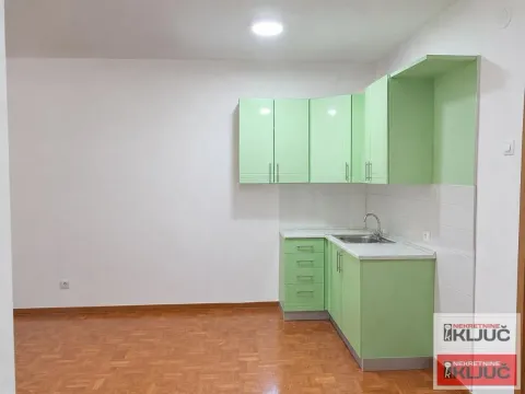 Kuhinja sa zelenim elementima i sudoperom. - image 3