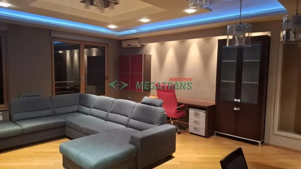 Izdavanje, dvosoban stan, 74m², Centar, Novi Sad
