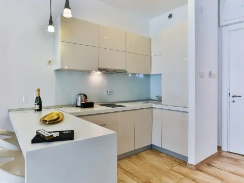 Izdavanje, jednosoban stan, 77m², Tre Canne, Budva - image 9