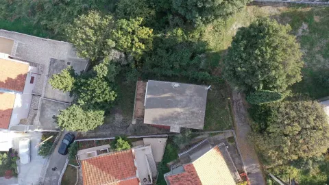 Pogled iz vazduha na kuću i okolno zelenilo. - image 13