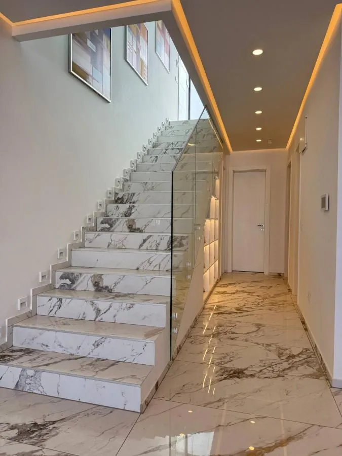 Izdavanje, kuća, 244m², Sremska Kamenica, Petrovaradin