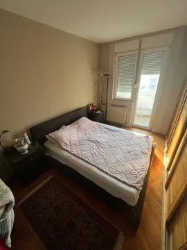 Namještena spavaća soba sa bračnim krevetom, ormarom i izlazom na terasu. - image 3