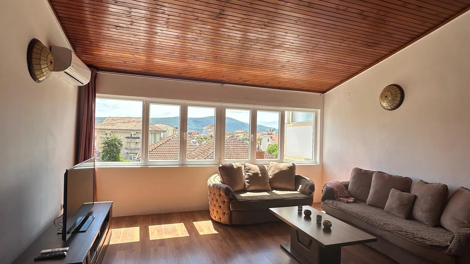 Izdavanje, trosoban stan, 200m², Centar, Tivat