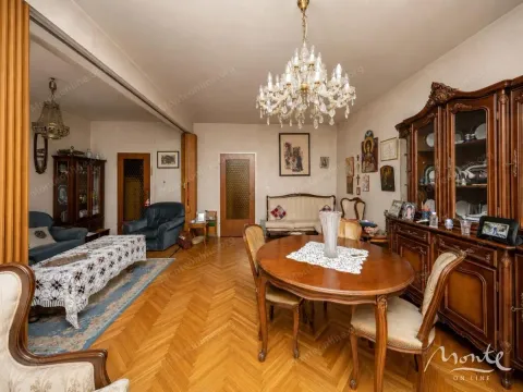 Dnevna soba sa garniturom za sjedenje, trpezarijskim stolom i klasičnim namještajem. - image 2