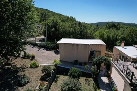 Pogled odozgo na dvorište i spoljašnjost kuće sa okolnim zelenilom. - image 50