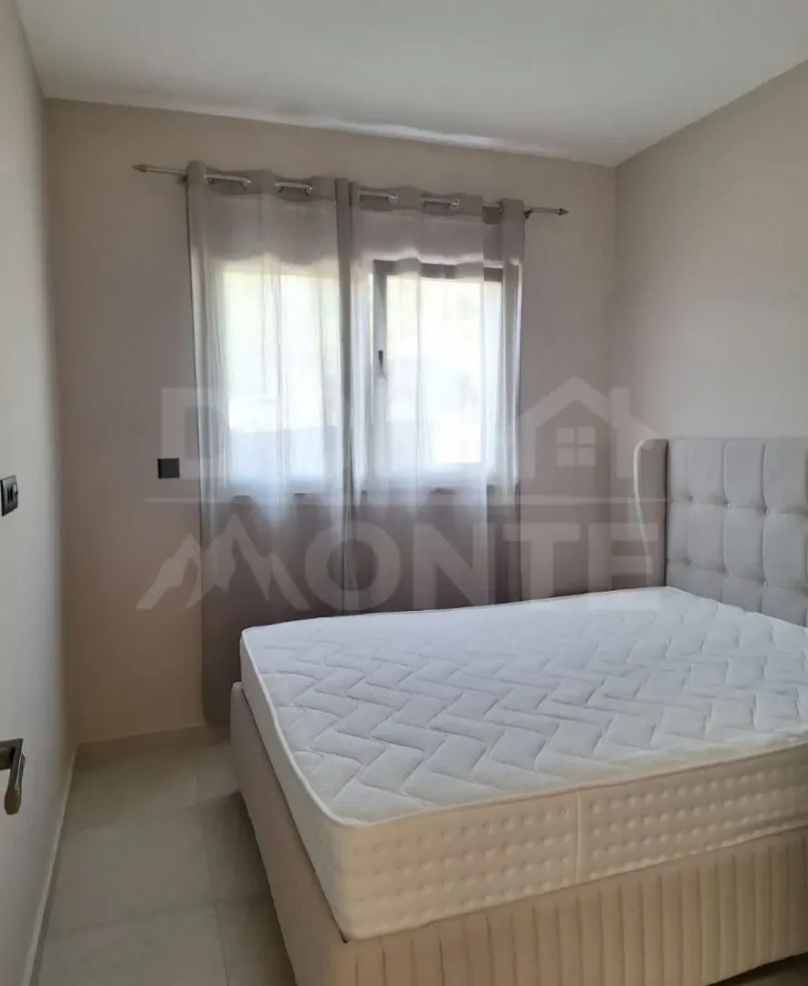 Izdavanje, jednosoban stan, 33m², Tivat, Crna Gora