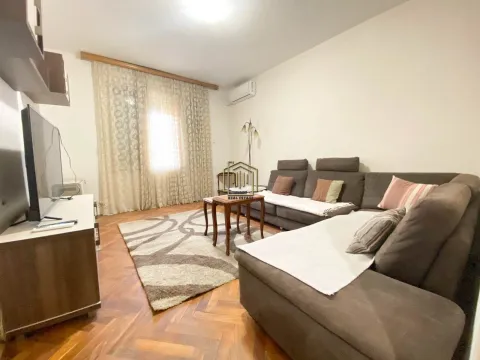 Izdavanje, dvosoban stan, 68m², Podgorica, Crna Gora