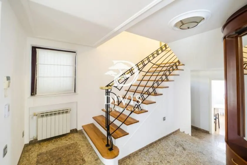 Izdavanje, kuća, 270m², Voždovac Sve Podlokacije, Beograd