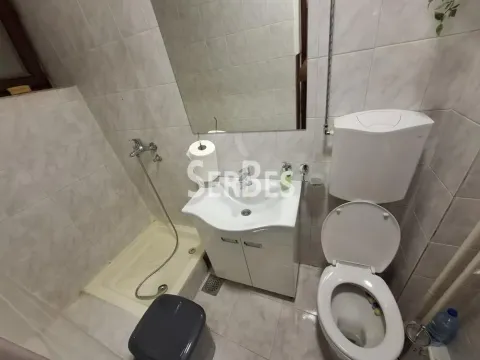 Kupatilo opremljeno tuš kabinom, umivaonikom i toaletom, obloženo keramičkim pločicama. - image 13