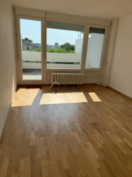 Prazna soba sa parketom i izlazom na terasu. - image 2