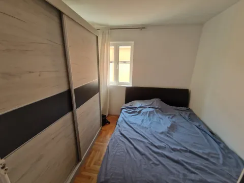 Spavaća soba sa bračnim krevetom i velikim ugradnim garderoberom. - image 9