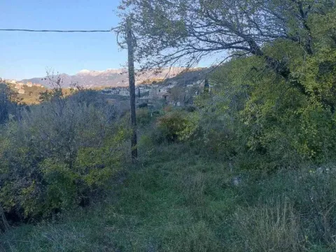 Zemljište sa zelenilom i pogledom na planine. - image 4
